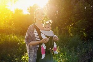 retrato do bebê menina e linda mãe. foto