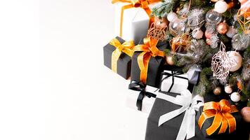 Natal presente caixa preto, laranja e branco cor em branco chão com cópia de espaço foto