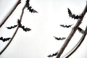 dia das Bruxas decoração conceito Preto papel morcegos seco ramo bastão branco cartão fundo foto