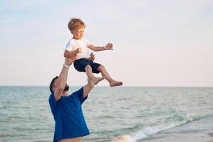 pai filho gastos Tempo juntos mar período de férias jovem Papai criança pequeno Garoto caminhando de praia foto