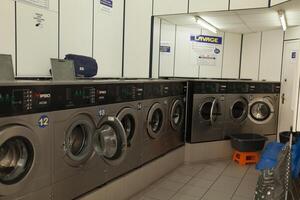 Paris, França 02 Junho 2018 lavando máquina dentro local auto serviço lavanderia foto