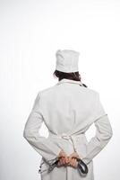 uma mulher dentro uma branco laboratório casaco foto
