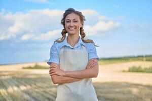 mulher agricultor avental em pé terras agrícolas sorridente fêmea agrônomo especialista agricultura agronegócio feliz positivo caucasiano trabalhador agrícola campo foto