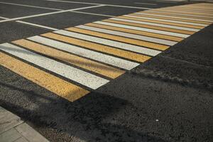 Novo branco e amarelo pedestre bacground dentro a cidade foto