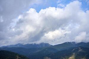 montanha panorama com nuvem céu cárpato Ucrânia foto