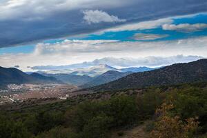 cidade perto a montanhas debaixo uma lindo céu foto