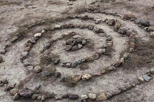 pedras liderar Fora em a areia dentro uma espiral gostar uma ritual foto