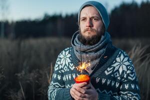 solitário viajante comemora dele aniversário dentro natureza foto