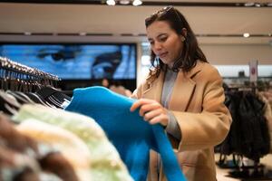 mulher vestido dentro à moda trincheira casaco anda em compras Shopping foto