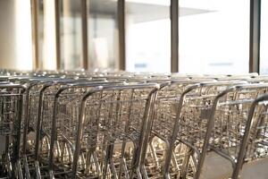 esvaziar aeroporto Bagagem carrinhos estacionado às a aeroporto. foto