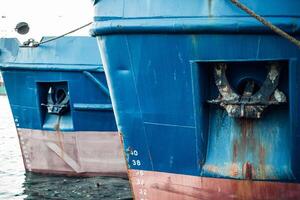 a fechar-se do a ampla âncora a partir de a balsa barco foto