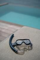 snorkel e natação mascarar mentira em uma cinzento almofada fundo. foto