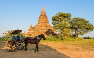 antigo pagode dentro Bagan, myanmar foto