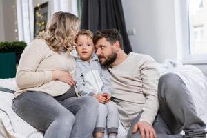 feliz família conceito mãe pai e filho ter Diversão às casa foto