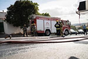 Portugal, odivelas 07 setembro 2022 resgate equipe do bombeiros chegar em a carro batida disparamos passageiro ônibus tráfego acidente cena foto