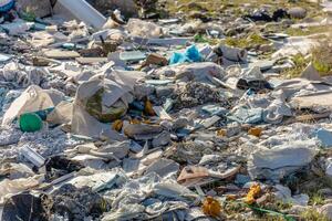 sujo ecologia meio Ambiente com espalhados lixo e desperdício do humano atividade foto