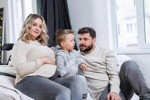 feliz família conceito mãe pai e filho ter Diversão às casa foto