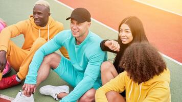 multiétnico grupo pessoas Adolescência amigos. afro-americano, asiático, caucasiano aluna gastos Tempo juntos multirracial amizade foto