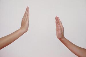 fechar acima dois mãos dando Alto cinco ou tocante mãos para saudações. conceito, corpo linguagem. mãos gesto símbolo para saudações, Parabéns, ou celebração. foto