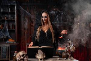 dia das Bruxas, bruxa usar Magia livro e caldeirão preparar Poção ou amor poção foto