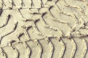 amarelo textura pneu faixas fechar acima em a areia foto