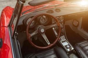 retro estilo clássico vermelho carro interior com Coincidindo painel de controle foto