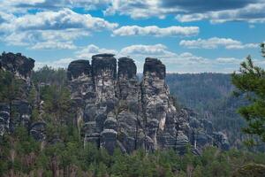 áspero pedras em a Basteibridge. Largo Visão sobre árvores e montanhas. nacional parque foto