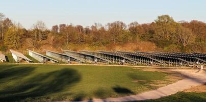 gerando energia limpa com módulos solares em um grande parque no norte da europa foto