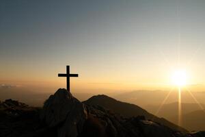 ai gerado Cruz em a montanha, símbolo do a crucificação dentro a raios do a Aumentar sol, fé, esperança foto