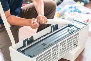 técnico homem instalar ar condicionador, masculino técnico serviço para reparar e manutenção do ar condicionadores foto