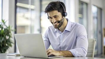 ai gerado uma sorridente homem vestindo uma fone de ouvido e sorridente enquanto usando uma computador portátil foto