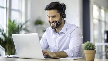 ai gerado uma sorridente homem vestindo uma fone de ouvido e sorridente enquanto usando uma computador portátil foto