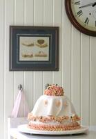 lindo decorado Casamento bolo em a mesa foto
