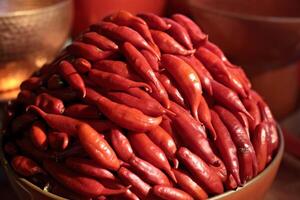 bandeja com vermelho pimentas foto