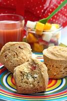 tomate bolos com picado queijo para crianças lanches foto