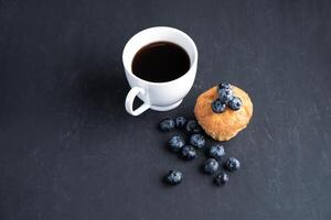 mirtilo antioxidante orgânico superalimento e doce bolinho com copo do café foto