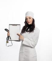 uma mulher dentro uma branco laboratório casaco segurando uma prancheta foto
