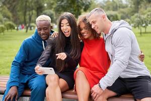 multi étnico amigos ar livre. diverso grupo pessoas afro americano ásia gastos Tempo juntos foto