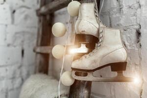 branco patins às a de madeira Escadaria. Novo ano interior foto