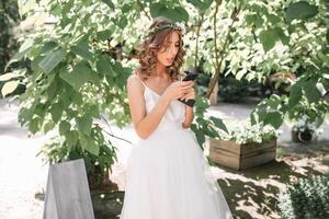 casamento. atraente noiva com lindo ramalhete e Móvel telefone foto