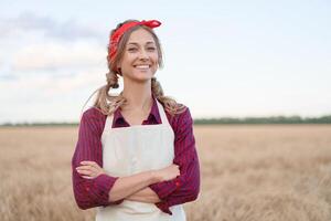 mulher agricultor em pé terras agrícolas sorridente fêmea agrônomo especialista agricultura agronegócio feliz positivo caucasiano trabalhador agrícola campo foto