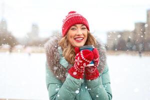 lindo adorável meia idade menina com encaracolado cabelo caloroso inverno jaquetas carrinhos gelo rinque fundo Cidade quadrado. foto