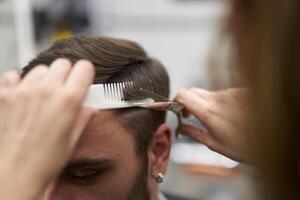 lindo caucasiano mulher cabeleireiro fazendo Penteado para cliente. foto