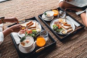 café da manhã em uma bandeja no hotel foto