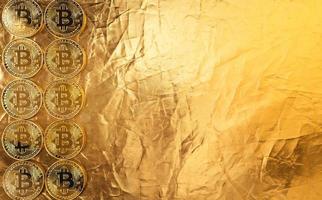 bitcoin de ouro sobre fundo dourado foto