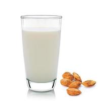 copo de leite e amêndoa isolado no fundo branco foto