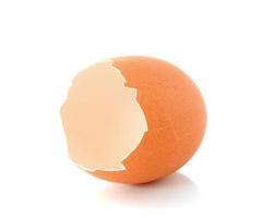 casca de ovo quebrada, isolada no branco foto