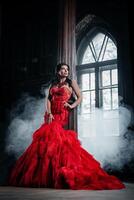 mulher vintage vermelho vestir velho castelo lindo Princesa dentro sedutor vestir foto