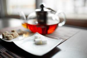 vidro chaleira do revigorante fresco aromático chá em uma de madeira foto