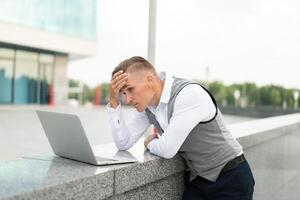 negócios. homem de negocios usando computador portátil ao ar livre. moderno tecnologia conceito foto